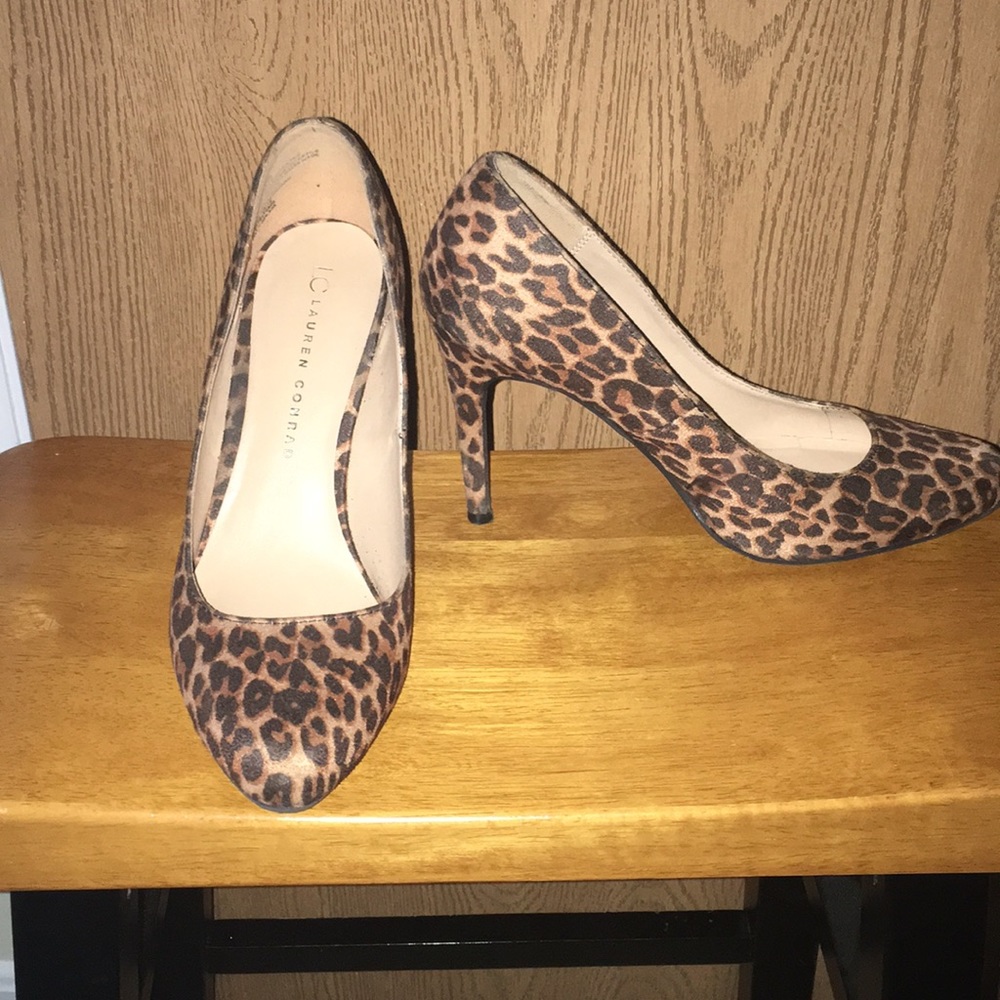 Leopard print pumps
